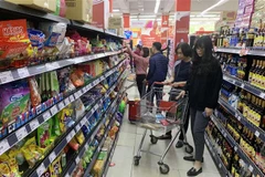Khách hàng mua sắm tại Hệ thống siêu thị Vinmart, thành phố Hưng Yên. (Ảnh: Phạm Kiên/TTXVN)