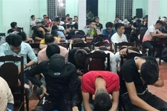 Các đối tượng bị kiểm tra tại một quán bar ở Đồng Nai. Ảnh minh họa. (Ảnh: TTXVN phát)