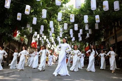 Vẻ đẹp duyên dáng, dịu hiền của người phụ nữ Việt như trở nên đằm thắm hơn trong tà áo dài truyền thống. (Ảnh: Danh Lam/TTXVN)