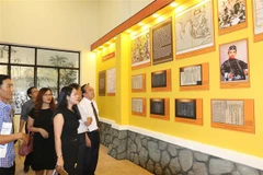 Đông đảo khách tham quan triển lãm. (Ảnh: Thanh Vũ/TTXVN)