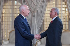 Thủ tướng Tunisia mới được chỉ định Habib Jemli (phải) đệ trình danh sách nội các lên Tổng thống Kais Saied. (Ảnh: AFP/TTXVN)