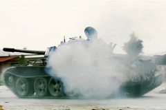 Lực lượng trung thành với Tướng Khalifa Haftar trong cuộc giao tranh với lực lượng Chính phủ Đoàn kết Dân tộc (GNA) ở ngoại ô Tripoli, Libya. (Ảnh: AFP/TTXVN)