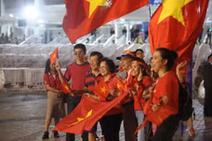 Cổ động viên đến sân cổ vũ U23 Việt Nam. (Ảnh: Nguyên An/Vietnam+)