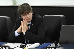 Cựu Thủ hiến vùng Catalonia Carles Puigdemont tham dự phiên họp đầu tiên của ông với tư cách nghị sỹ EP tại Strasbourg, Pháp. (Ảnh: AFP/TTXVN)