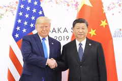 Tổng thống Mỹ Donald Trump (trái) trong cuộc gặp Chủ tịch Trung Quốc Tập Cận Bình tại Osaka, Nhật Bản ngày 29/6/2019. (Ảnh: THX/TTXVN)