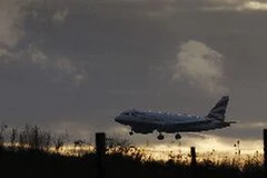 Một máy bay chuẩn bị hạ cánh tại sân bay Heathrow ngày 15/1. (Nguồn: AFP/TTXVN)