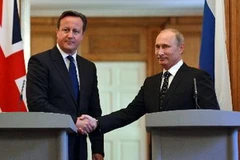 Cuộc gặp giữa Thủ tướng Anh David Cameron (trái) và Tổng thống Nga Vladimir Putin (phải) ngày 16/6. (Nguồn: AFP/TTXVN)