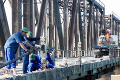 Thi công sửa chữa cầu Đuống. (Ảnh: Bùi Tường/TTXVN)