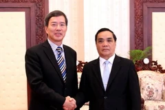 Thủ tướng Thongsinh Thammavong tiếp ông Phạm Văn Vọng. (Ảnh: Hoàng Chương/Vietnam+)