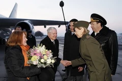 Bộ trưởng Quốc phòng Mỹ Robert Gates (thứ hai, trái) và phu nhân Becky (trái) tới sân bay ở St.Petersburg. (Nguồn: AFP/TTXVN)