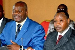 Trưởng đoàn đàm phán của M23 Francois Rucogoza (phải) và Phó đoàn Roger Lumbala (trái) tại bàn đàm phán ở Kampala ngày 8/1/2013. (Nguồn: AFP/TTXVN)