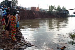 Sạt lở bờ sông ở xã Bình Mỹ (Châu Phú, An Giang) đang đe dọa Quốc lộ 91. (Ảnh: Tuổi Trẻ)