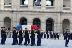 Đội danh dự chuyển linh cữu ông Raymond Aubrac. (Ảnh: Lê Hà/Vietnam+)