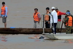 Lực lượng cứu hộ Lào tìm thấy thi thể nạn nhân trên sông Mekong ngày 18/10. (Nguồn: AFP/TTXVN)