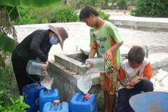 Xuất nước ngọt dự trữ cho dân. (Nguồn: baoquangngai.com.vn)