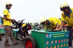 Xe hút đinh của lực lượng phản ứng nhanh, phòng, chống đinh tặc ở TP.HCM. (Ảnh: Thanh Vũ/TTXVN)