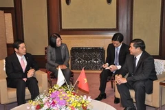 Đại sứ Đoàn Xuân Hưng gặp Tỉnh trưởng tỉnh Ehime Tokihiro Nakamura. (Ảnh: Minh Sơn/Vietnam+)