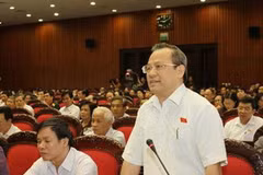 Đại biểu Quốc hội tỉnh Thanh Hóa Lê Văn Cuông chất vấn thành viên Chính phủ. (Ảnh: Doãn Tấn/TTXVN)