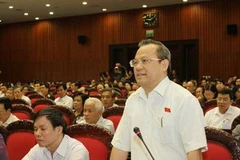 Đại biểu Quốc hội tỉnh Thanh Hóa Lê Văn Cuông chất vấn thành viên Chính phủ. (Ảnh: Doãn Tấn/TTXVN)
