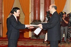 Đại sứ Cộng hòa Hồi giáo Iran tại Việt Nam Hossein Al-Vandibehine trình Quốc thư lên Chủ tịch nước Trương Tấn Sang. (Ảnh: Nguyễn Khang/TTXVN)