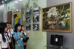 Các em học sinh tham quan nhà truyền thống khu di tích lịch sử Ngã ba Dòng (xã Xuân Thới Thượng, huyện Hóc Môn) nhân kỷ niệm 71 năm ngày Nam Kỳ Khởi Nghĩa. (Ảnh: Thanh Vũ/TTXVN)