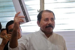 Ông Daniel Ortega bỏ phiếu tại điểm bầu cử ở Managua ngày 6/11. (Nguồn: AFP/TTXVN)