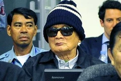 Nuon Chea (giữa) tại một phiên tòa. (Nguồn: AFP/TTXVN)