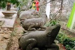 Hàng thú đá tại chùa Phật Tích. (Nguồn: Internet)