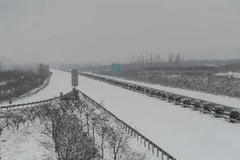 Tuyết phủ trắng trên tuyến đường cao tốc Bắc Kinh - Côn Minh ở tỉnh Hà Bắc. (Nguồn: THX/TTXVN)