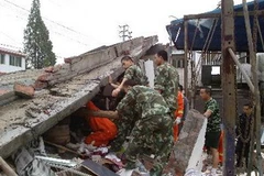 Tìm cứu nạn nhân bị mắc kẹt trong đống đổ nát sau động đất ở huyện Lô Sơn, tỉnh Tứ Xuyên ngày 21/4. (Nguồn: THX/TTXVN)