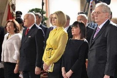 Ông Milos Zeman (bên phải) tại lễ tuyên thệ nhậm chức ở Prague ngày 8/3. (Nguồn: AFP/TTXVN)