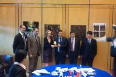 Đại diện của Astrium, bà Nicole Bricq, ông Châu Văn Minh, ông Ninh Khắc Bản, ông Bùi Trọng Tuyên tại buổi làm việc. (Ảnh: Lê Hà/Vietnam+)