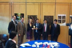 Đại diện của Astrium, bà Nicole Bricq, ông Châu Văn Minh, ông Ninh Khắc Bản, ông Bùi Trọng Tuyên tại buổi làm việc. (Ảnh: Lê Hà/Vietnam+)