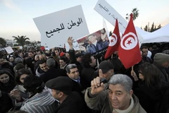 Người dân Tunisia tham gia cuộc tuần hành trong im lặng tại thủ đô Tunis, yêu cầu người dân nước này quay trở lại với công việc và chấm dứt các cuộc biểu tình phản đối. (Nguồn: AFP/TTXVN)