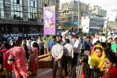 Người dân hoảng sợ đổ ra đường phố ở Karachi sau khi xảy ra động đất. (Nguồn: AFP/TTXVN)