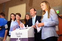 Ông Tony Abbott (thứ hai, phải) cùng gia đình (vợ và các con gái) bỏ phiếu tại điểm bầu cử ở Sydney. (Nguồn: AFP/TTXVN)