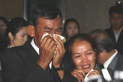 Cha mẹ của nạn nhân bị chồng sát hại đau khổ trong lễ tang tại Busan. (Nguồn: Yonhap/TTXVN