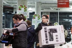 Người dân mua sắm trong Ngày Quà tặng (Boxing Day) ở Toronto (Canada) ngày 26/12 (Nguồn: THX/TTXVN)