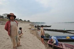 Mực nước sông Mekong xuống thấp tại làng Mai, ngoại ô Vientiane (Lào). (Nguồn: AFP/TTXVN)