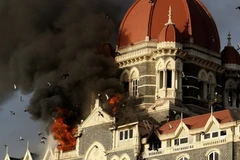 Khói đen bốc lên tại khách sạn Taj Mahal ở Mumbai trong vụ khủng bố tháng 11/2008. (Nguồn: AFP/TTXVN)