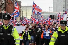 Những người ủng hộ Liên hiệp Anh tuần hành tại Belfast ngày 5/1/2013. (Nguồn: AFP/TTXVN)