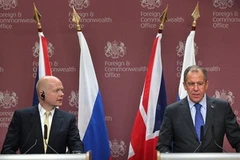 Ngoại trưởng Nga Sergei Lavrov và người đồng cấp Anh William Hague. (Nguồn: Getty Images)
