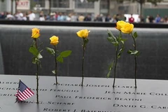 Đặt hoa tưởng niệm các nạn nhân vụ khủng bố 11/9 tại Khu vực số 0 ở New York. (Nguồn: AFP/TTXVN)