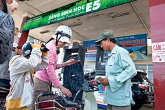 Dùng xăng sinh học sẽ góp phần giảm gánh nặng chi tiêu cho người dân. (Ảnh: PV/Vietnam+)
