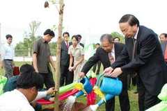 Ông Tô Huy Rứa và ông Saman Vinhaket tham gia trồng cây tại Đài liệt sĩ. (Ảnh: Phạm Kiên/TTXVN)