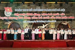 Trao bằng khen cho các đảng viên trẻ xuất sắc tiêu biểu được tuyên dương. (Ảnh: Dương Giang/TTXVN)