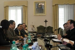 Đoàn Ban Tôn giáo Chính phủ làm việc với Thứ trưởng Ngoại giao Vatican Antoine Camilleri. (Ảnh: Phạm Thành/Vietnam+)