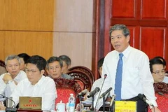 Bộ trưởng Bộ Tài nguyên và Môi trường Nguyễn Minh Quang phát biểu tại phiên họp. (Ảnh: An Đăng/TTXVN)