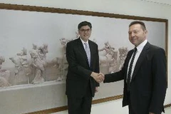 Bộ trưởng Tài chính Hy lạp Yannis Stournaras (phải) trong cuộc gặp với Bộ trưởng Tài chính Mỹ Jack Lew (trái) tại Athens. (Nguồn: AFP/TTXVN)