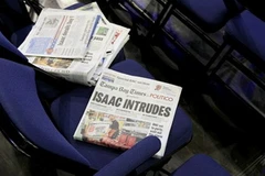 Báo chí đăng tin về cơn bão Isaac. (Nguồn: Reuters)